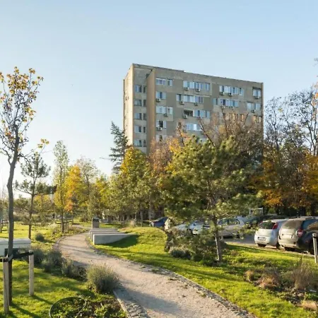 Modern With Balcony Near Metro Access شقة *
