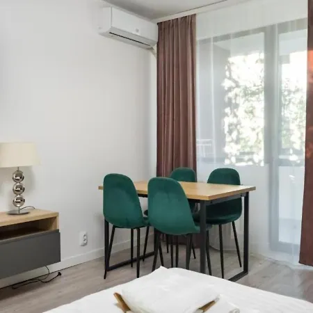 Modern With Balcony Near Metro Access شقة بوخارست
