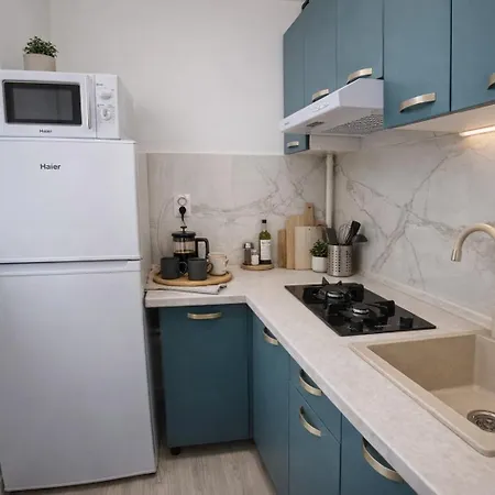 Modern With Balcony Near Metro Access شقة *