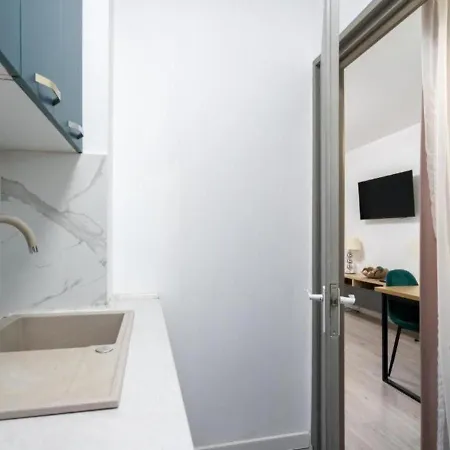 Modern With Balcony Near Metro Access شقة